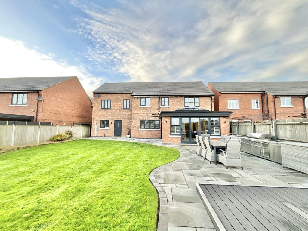 Lakesedge, Stone, ST15