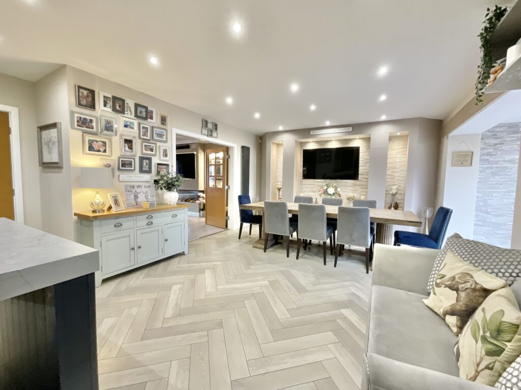 Lakesedge, Stone, ST15