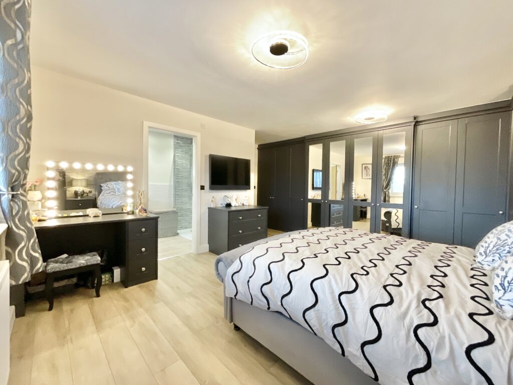 Lakesedge, Stone, ST15