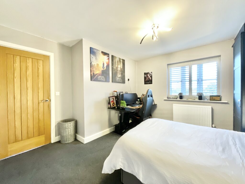 Lakesedge, Stone, ST15