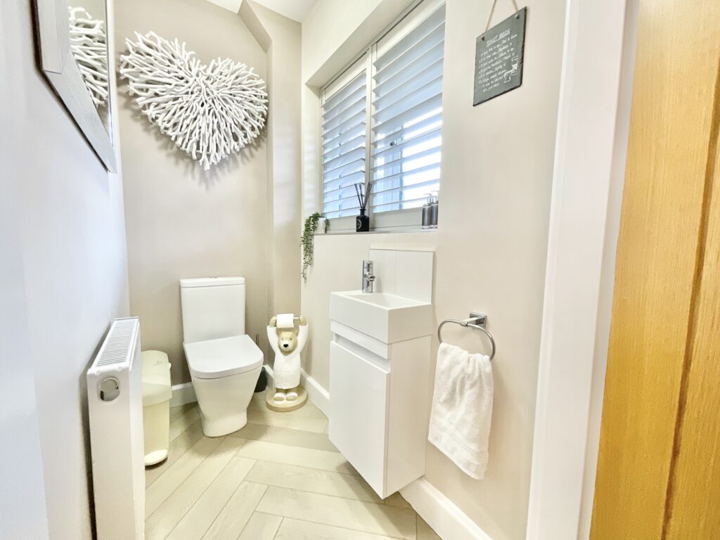 Lakesedge, Stone, ST15