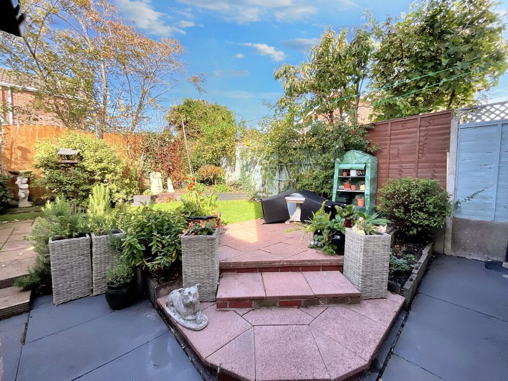 Redwood Avenue, Stone, ST15