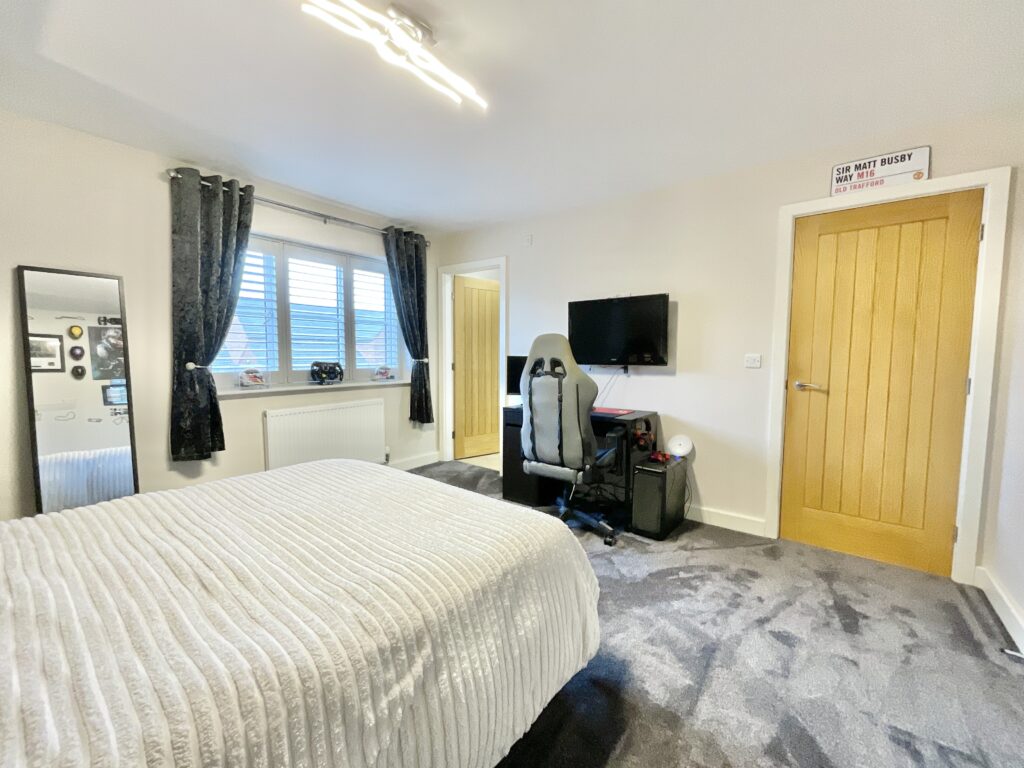 Lakesedge, Stone, ST15