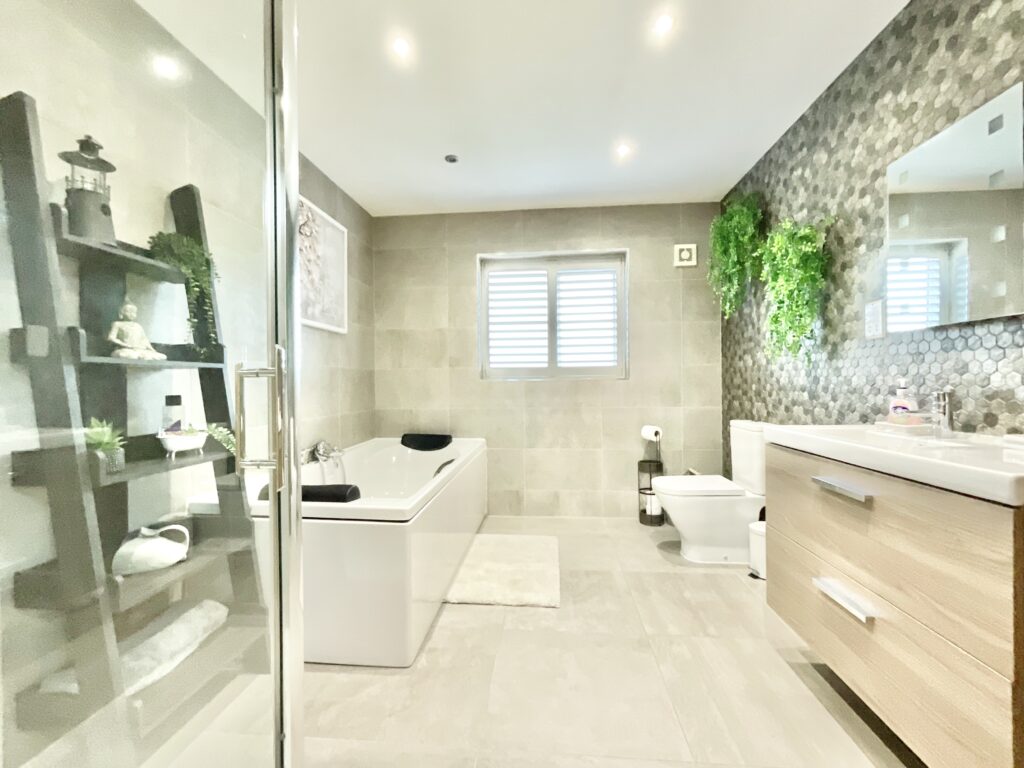 Lakesedge, Stone, ST15