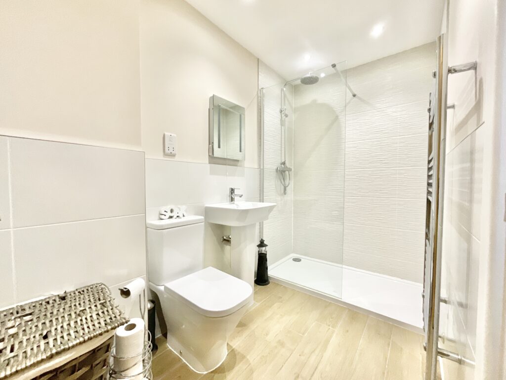 Lakesedge, Stone, ST15