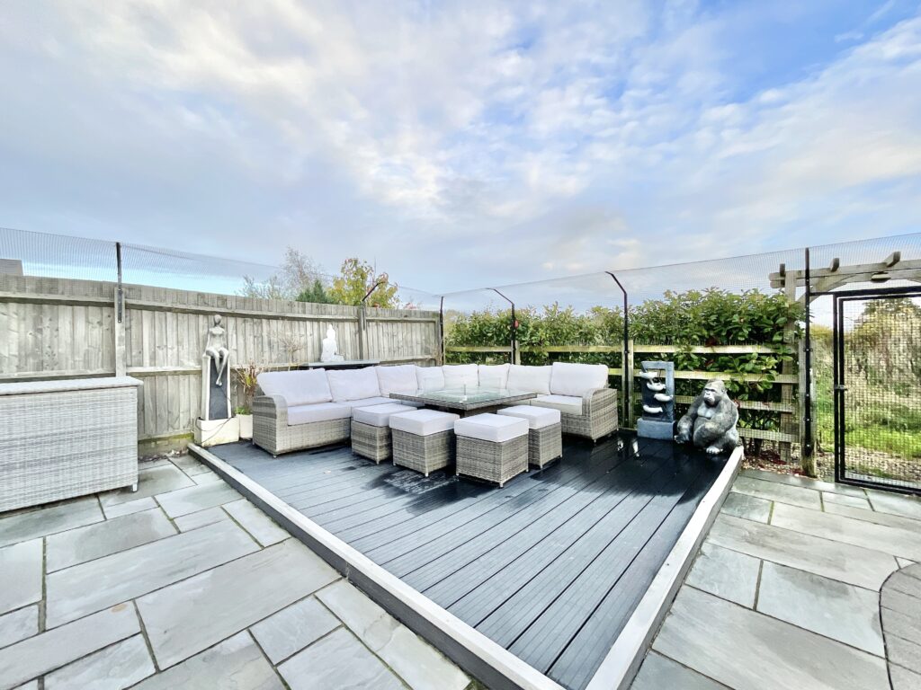 Lakesedge, Stone, ST15