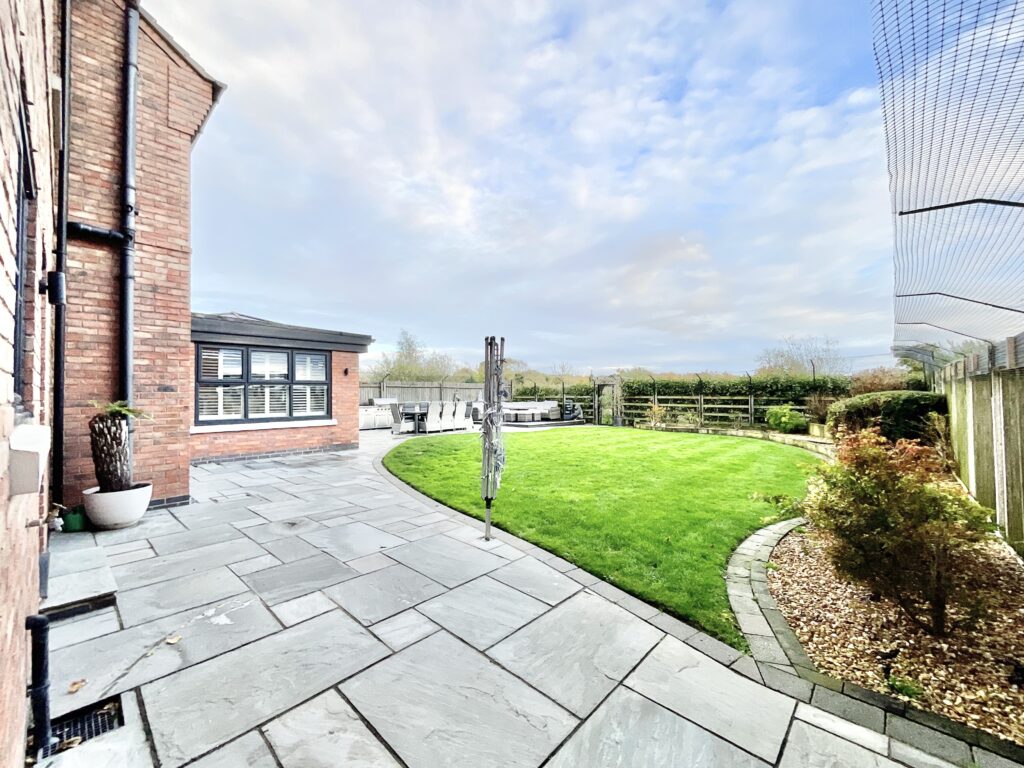 Lakesedge, Stone, ST15