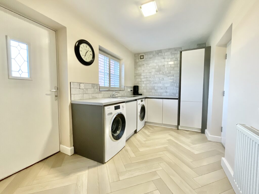 Lakesedge, Stone, ST15