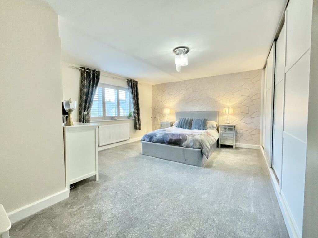 Lakesedge, Stone, ST15