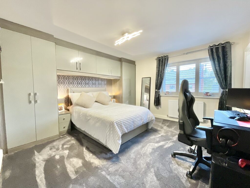 Lakesedge, Stone, ST15