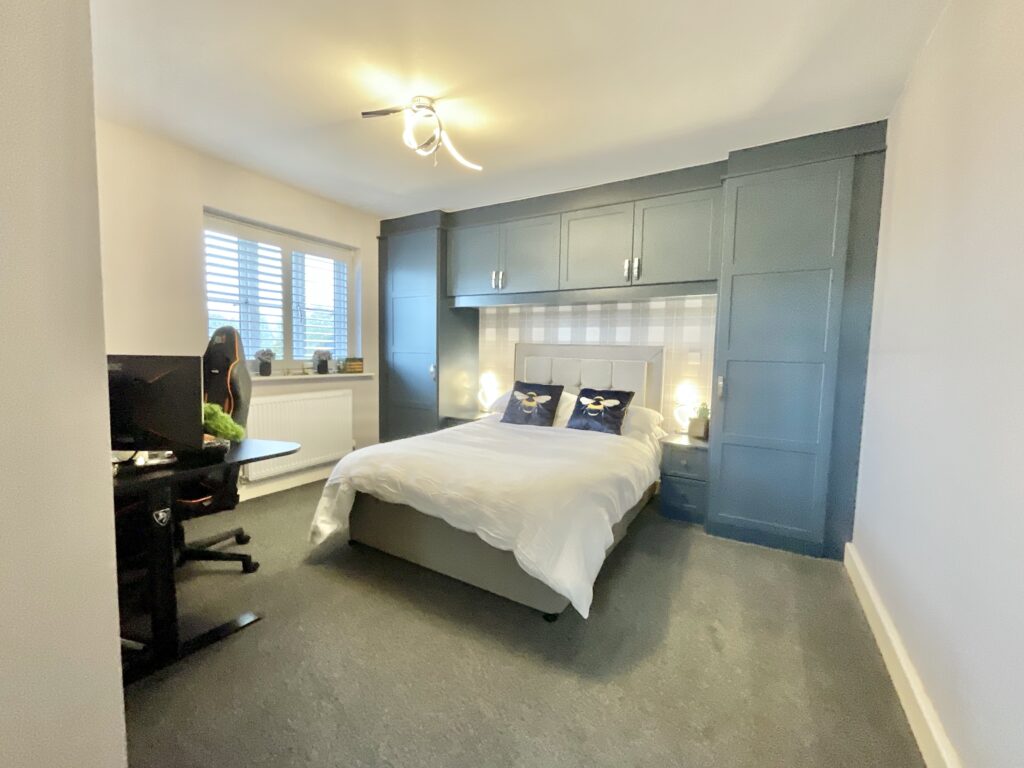 Lakesedge, Stone, ST15