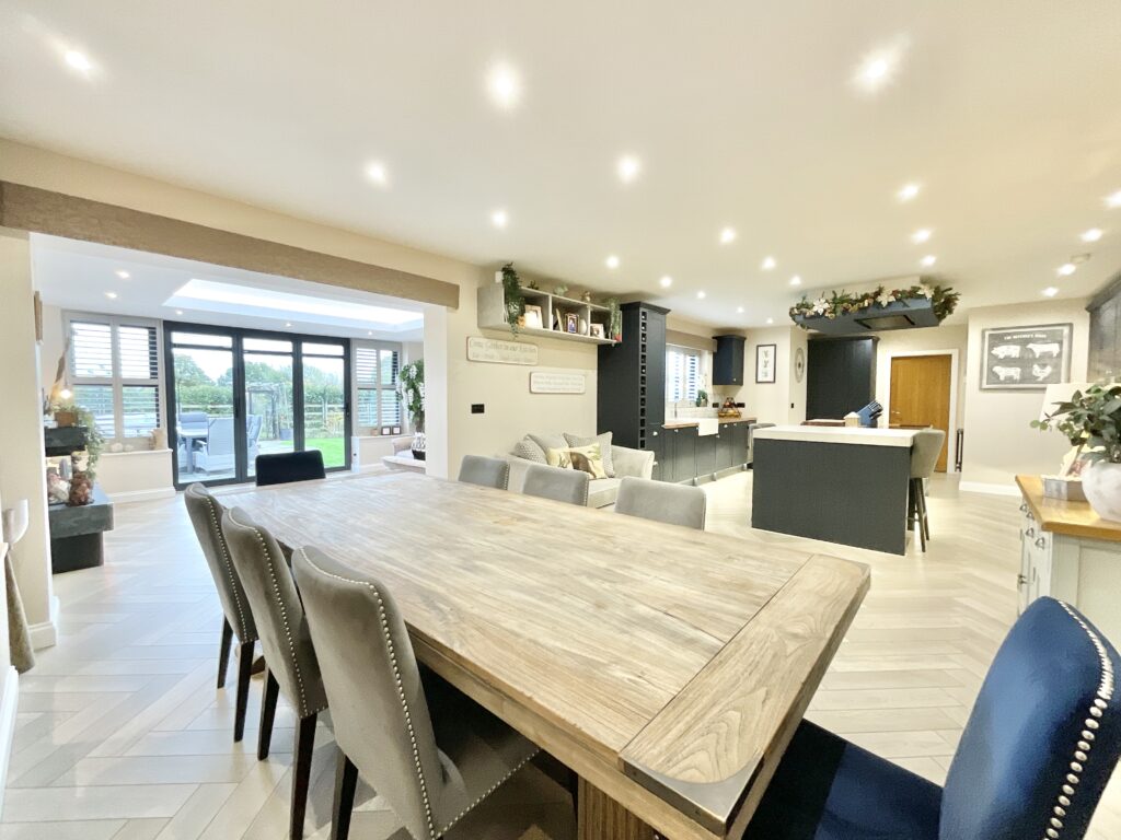 Lakesedge, Stone, ST15