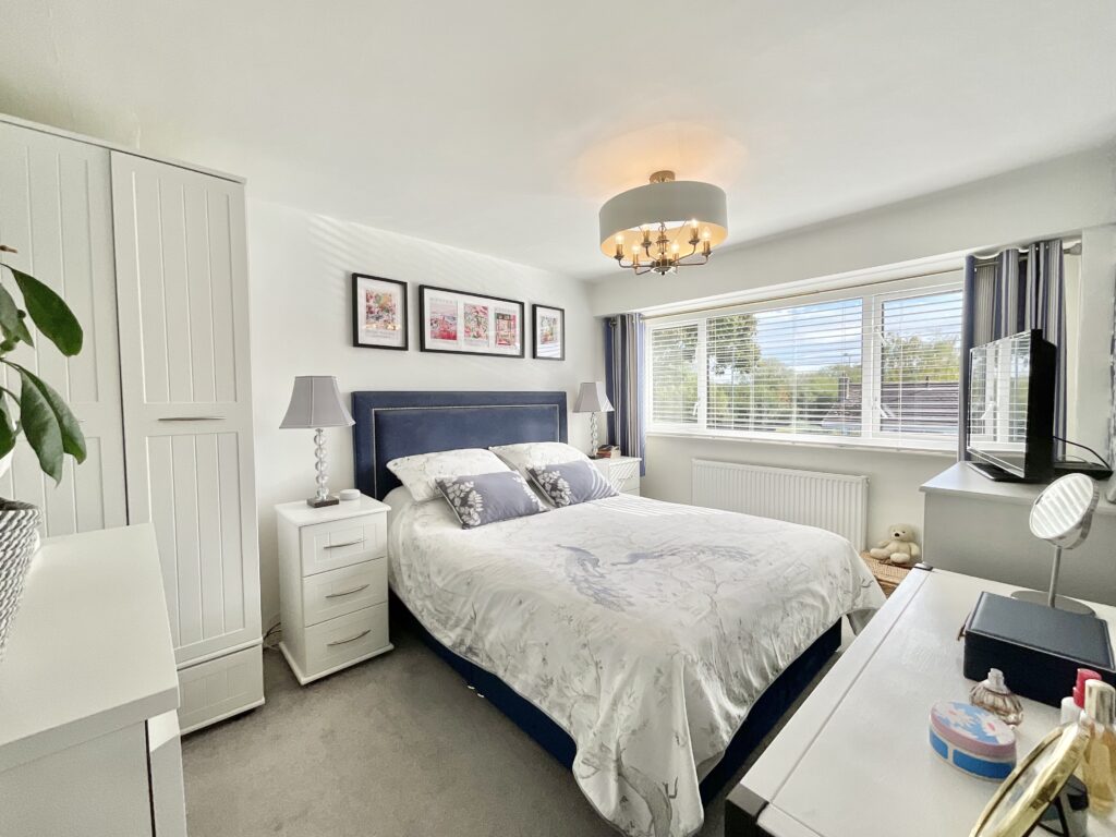 Redwood Avenue, Stone, ST15