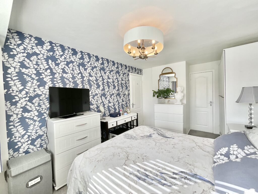 Redwood Avenue, Stone, ST15