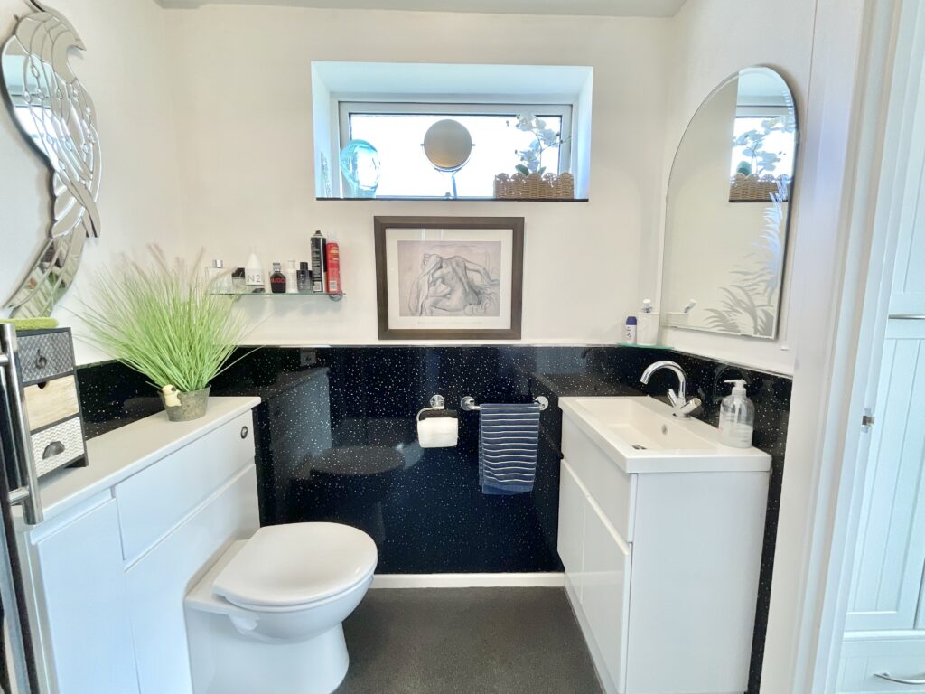 Redwood Avenue, Stone, ST15