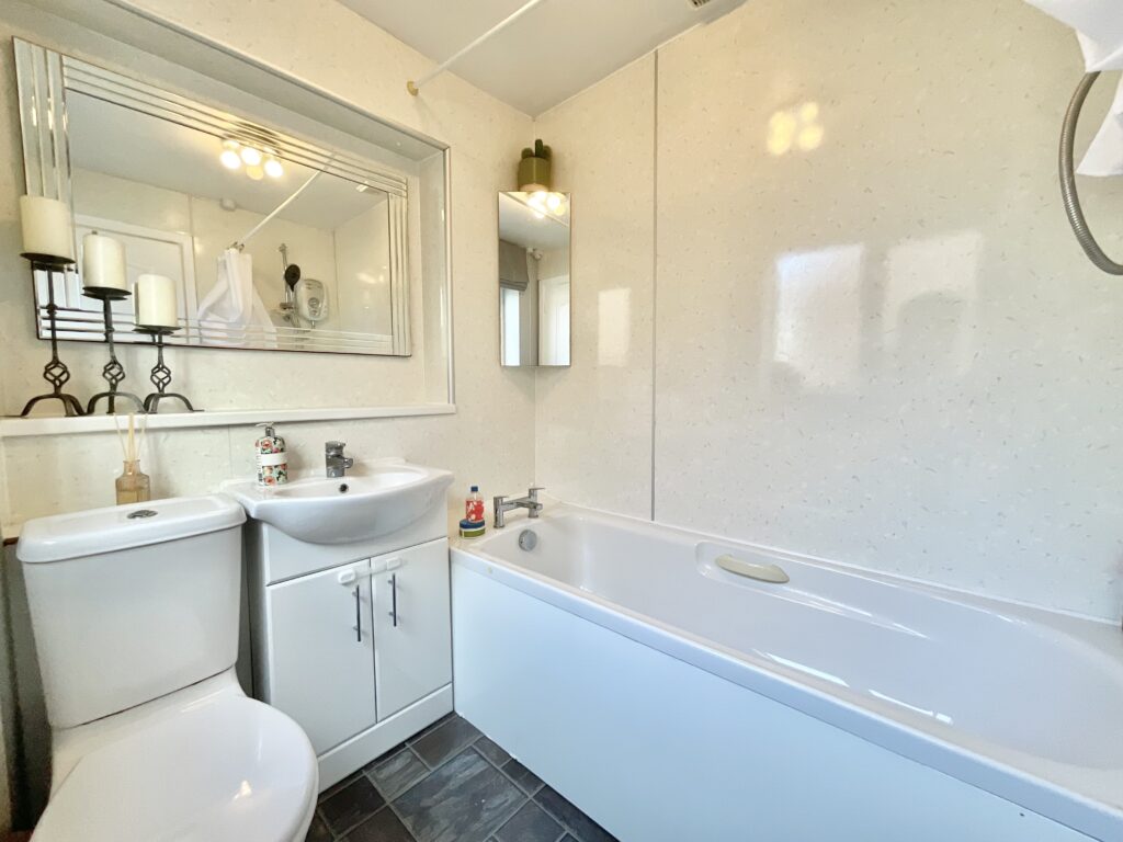 Redwood Avenue, Stone, ST15