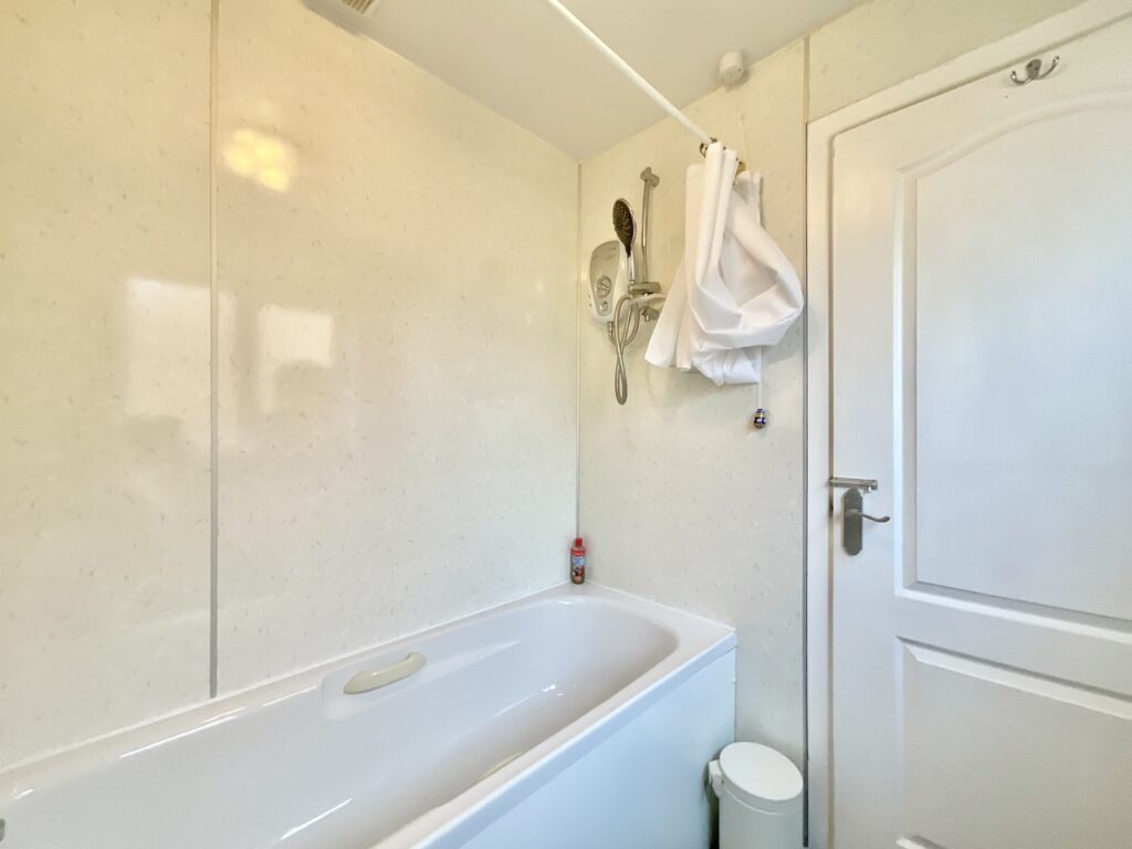 Redwood Avenue, Stone, ST15
