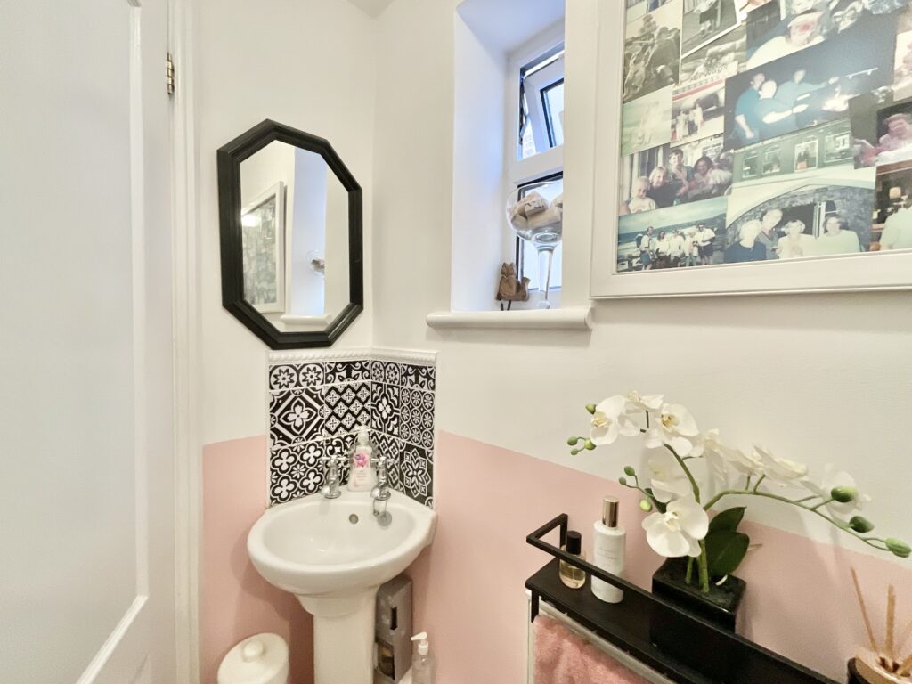 Redwood Avenue, Stone, ST15