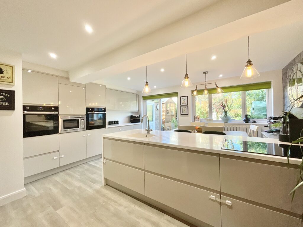Redwood Avenue, Stone, ST15