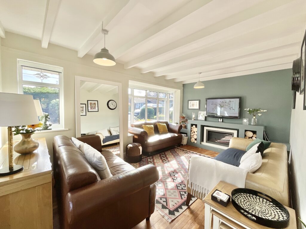 Redwood Avenue, Stone, ST15