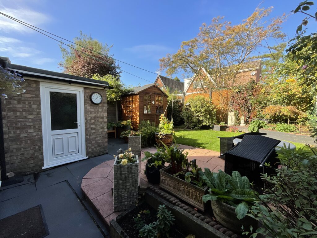 Redwood Avenue, Stone, ST15