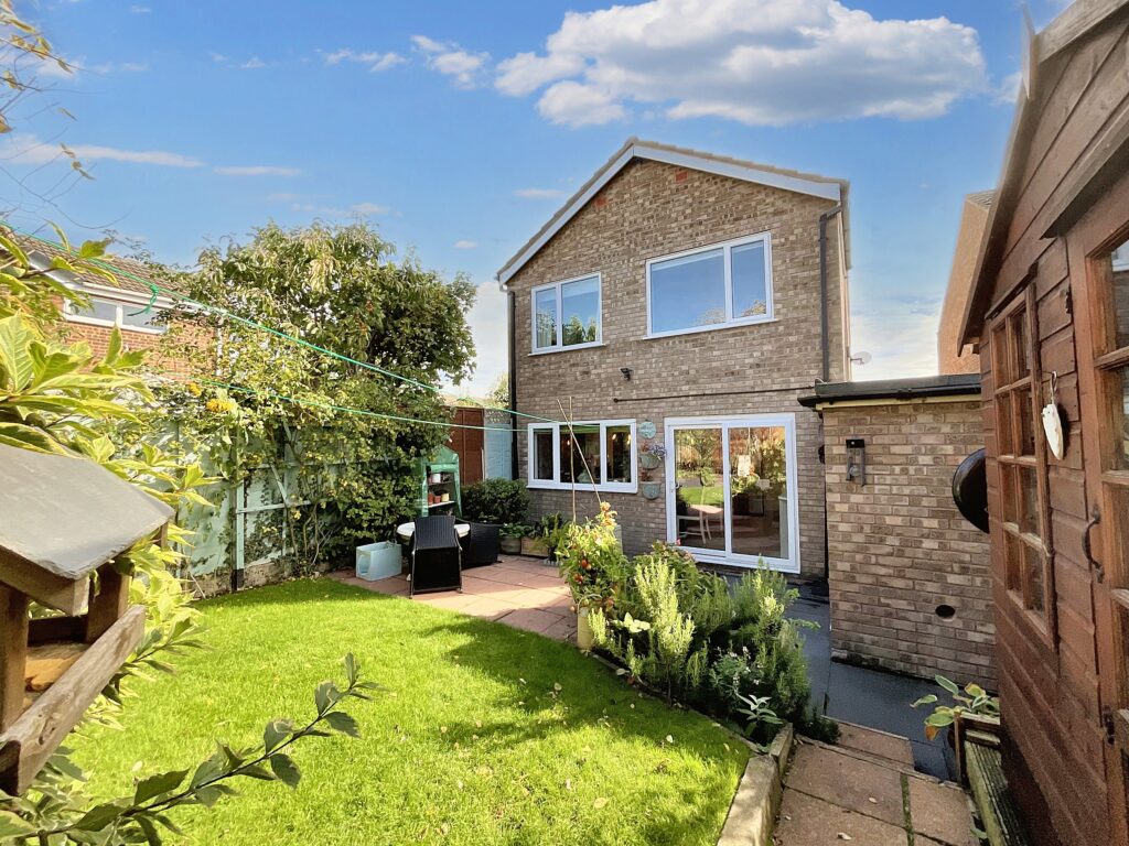 Redwood Avenue, Stone, ST15