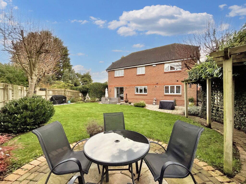 Meadowbank Avenue, Weston, ST18