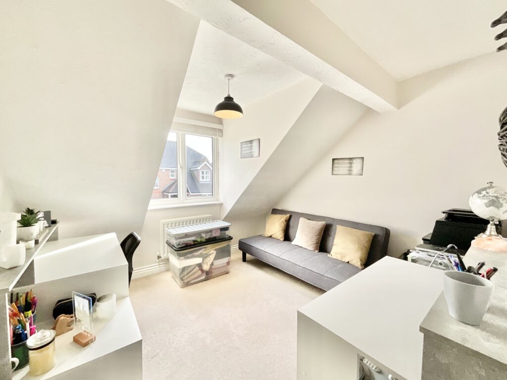 Meadowbank Avenue, Weston, ST18