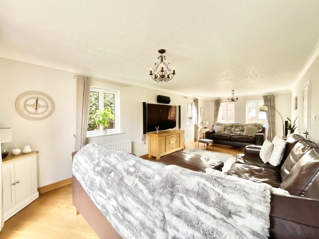 Meadowbank Avenue, Weston, ST18