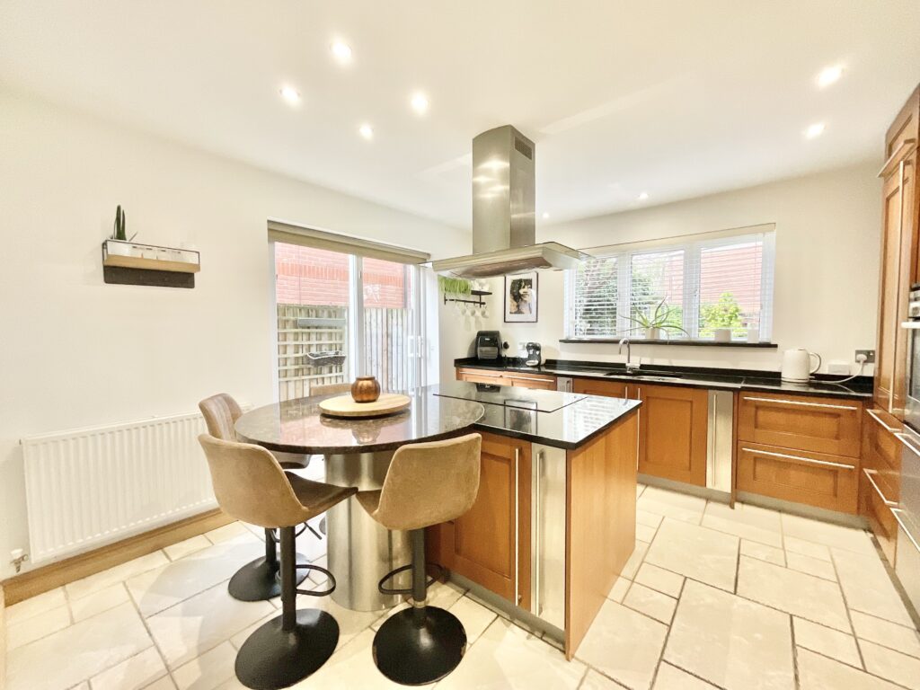 Meadowbank Avenue, Weston, ST18