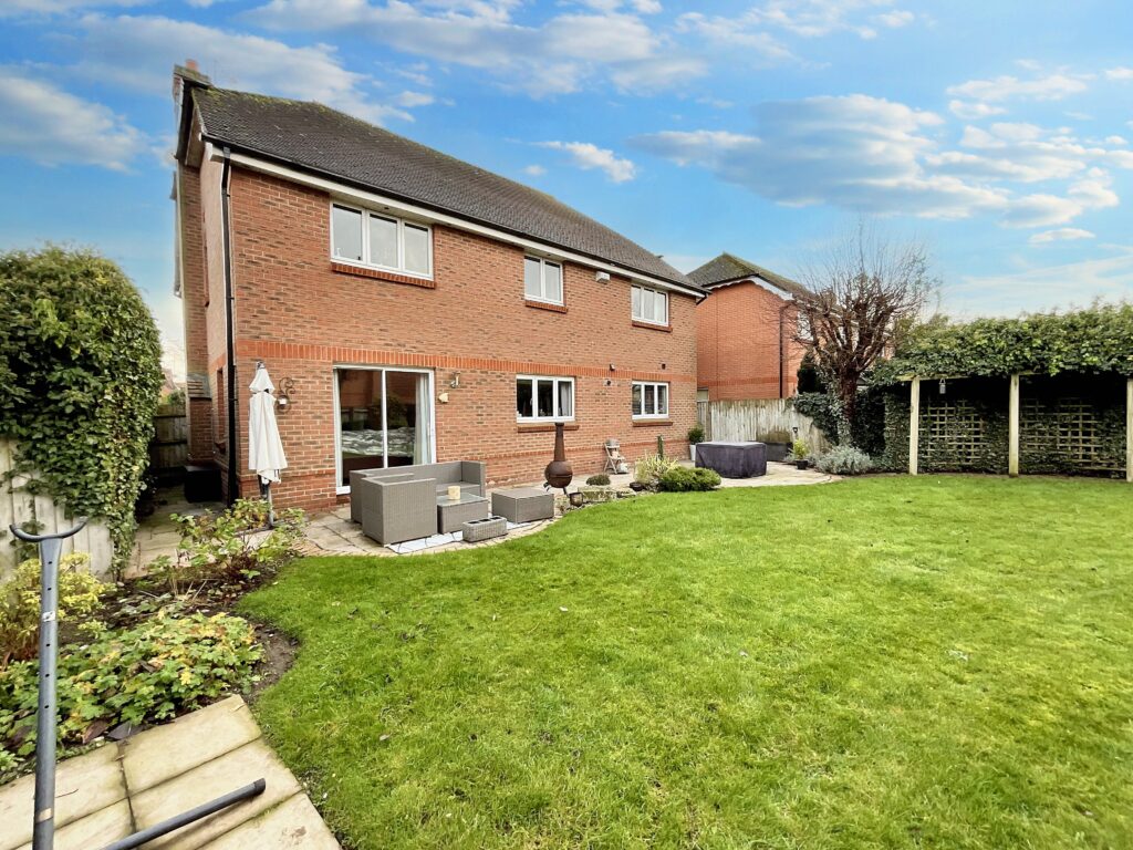 Meadowbank Avenue, Weston, ST18