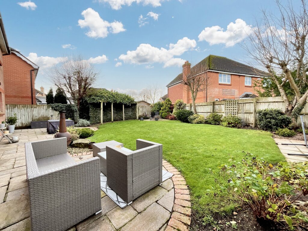 Meadowbank Avenue, Weston, ST18