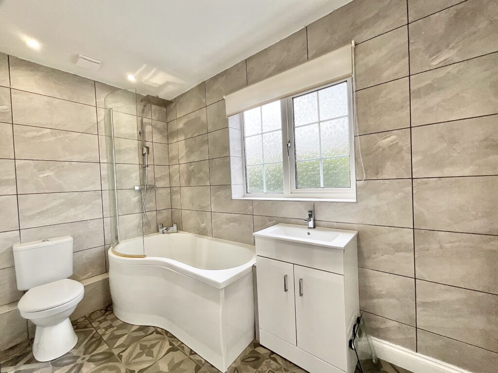 Glen Drive, Alton, ST10