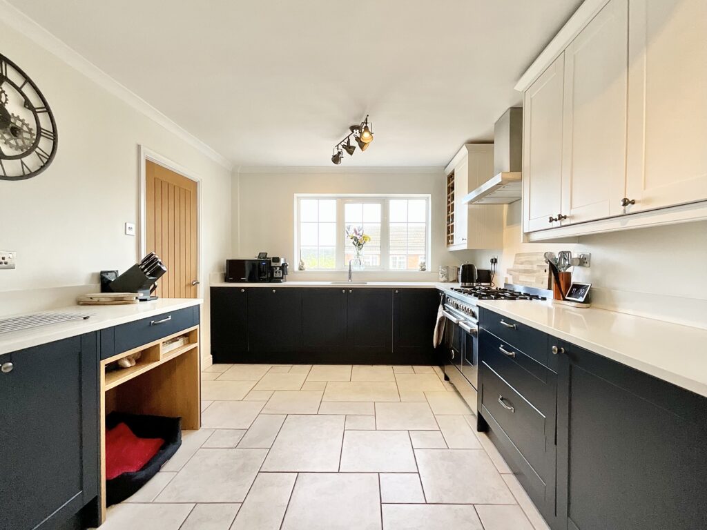 Glen Drive, Alton, ST10