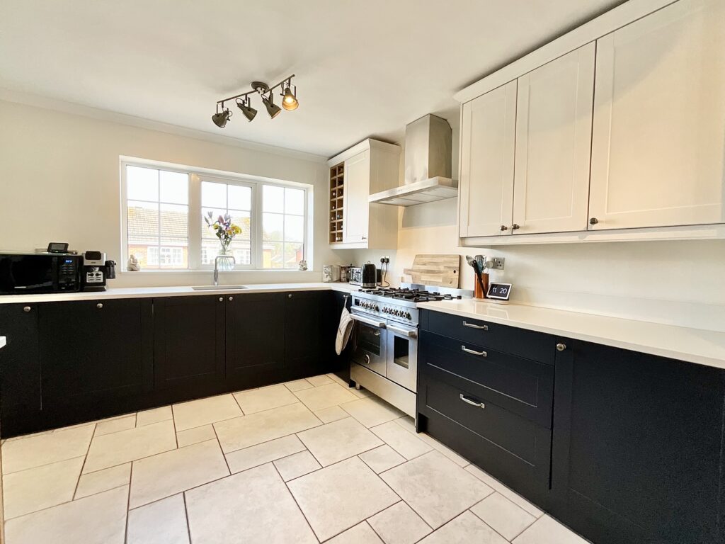 Glen Drive, Alton, ST10