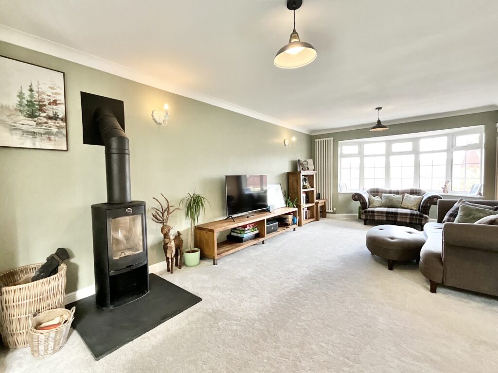 Glen Drive, Alton, ST10