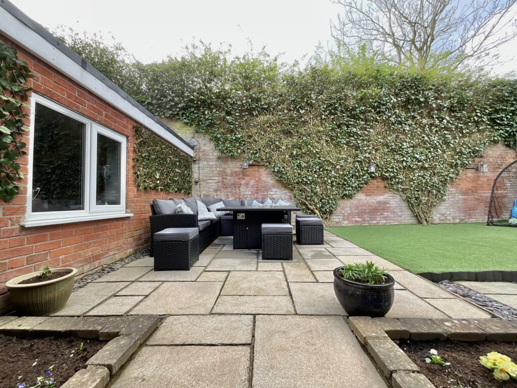 Glen Drive, Alton, ST10