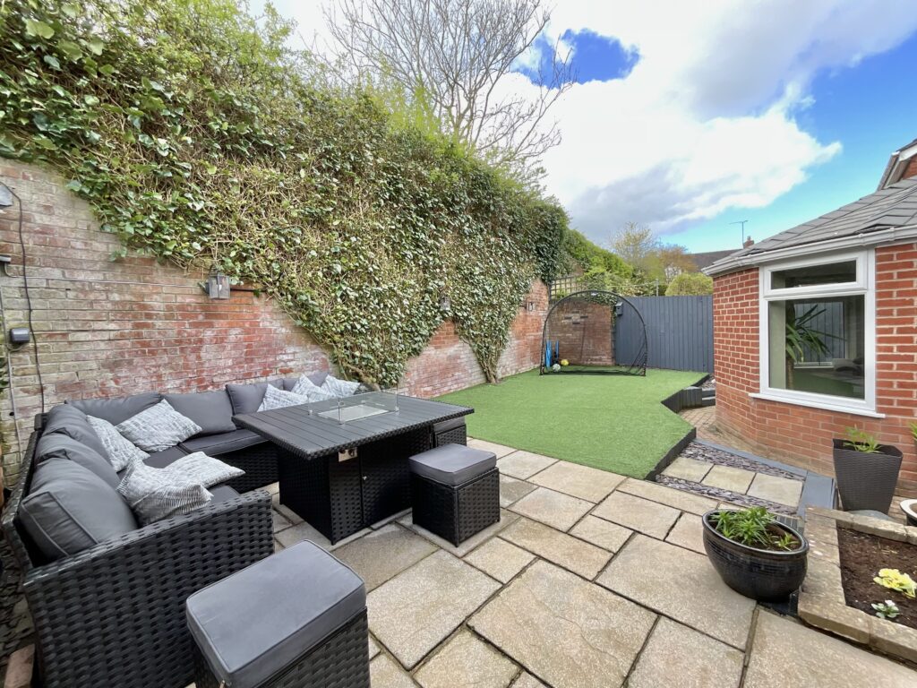 Glen Drive, Alton, ST10