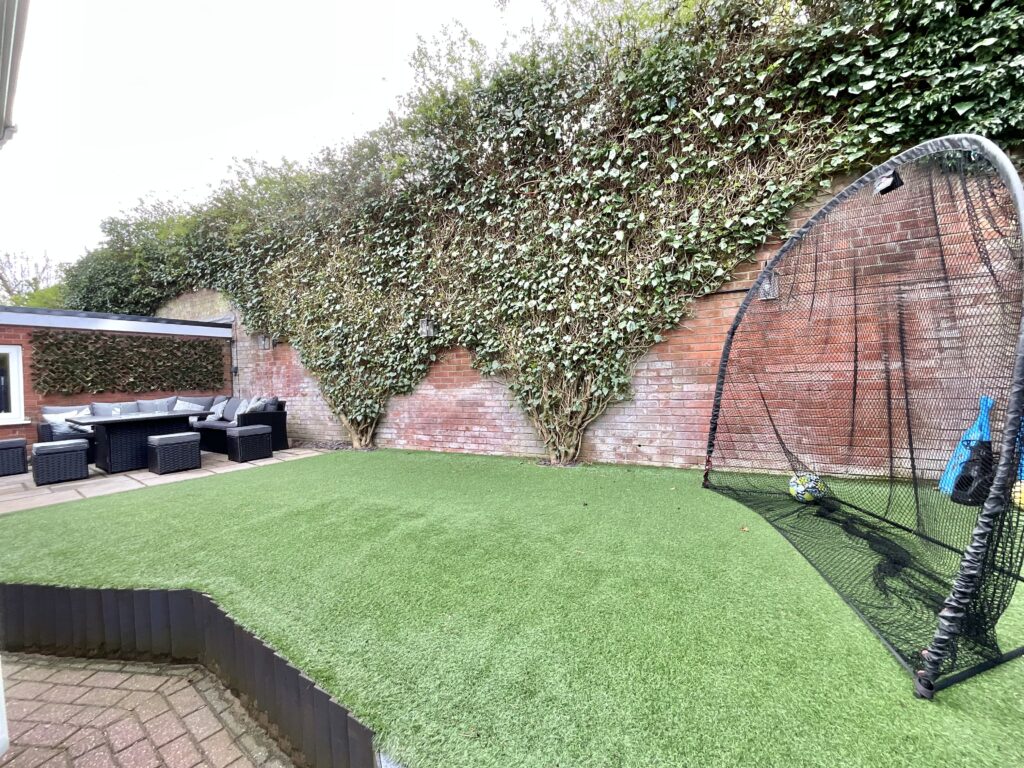 Glen Drive, Alton, ST10