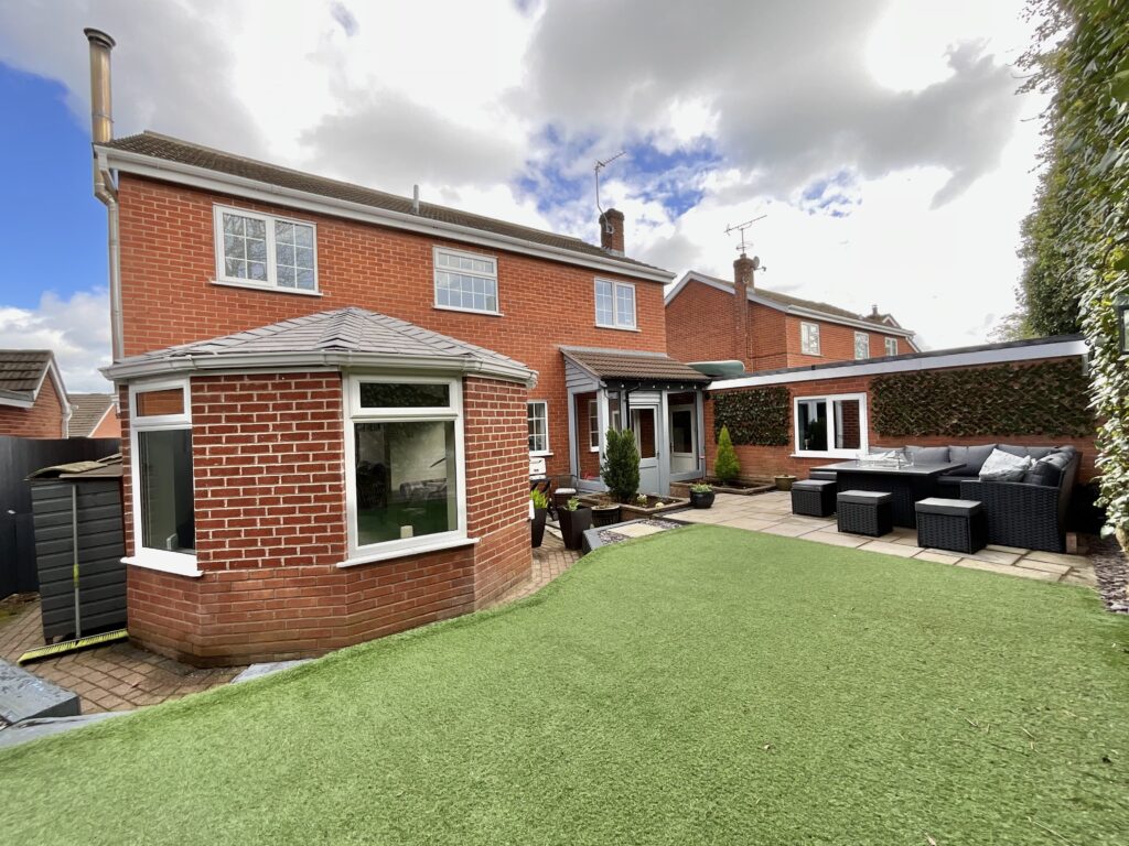 Glen Drive, Alton, ST10