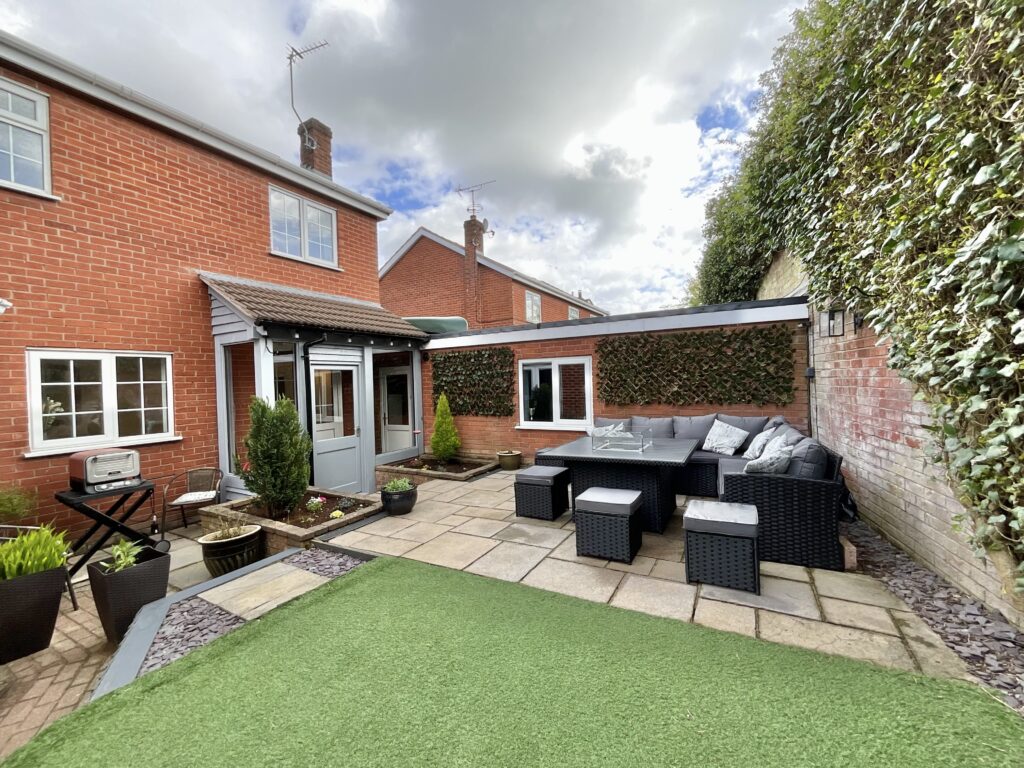 Glen Drive, Alton, ST10