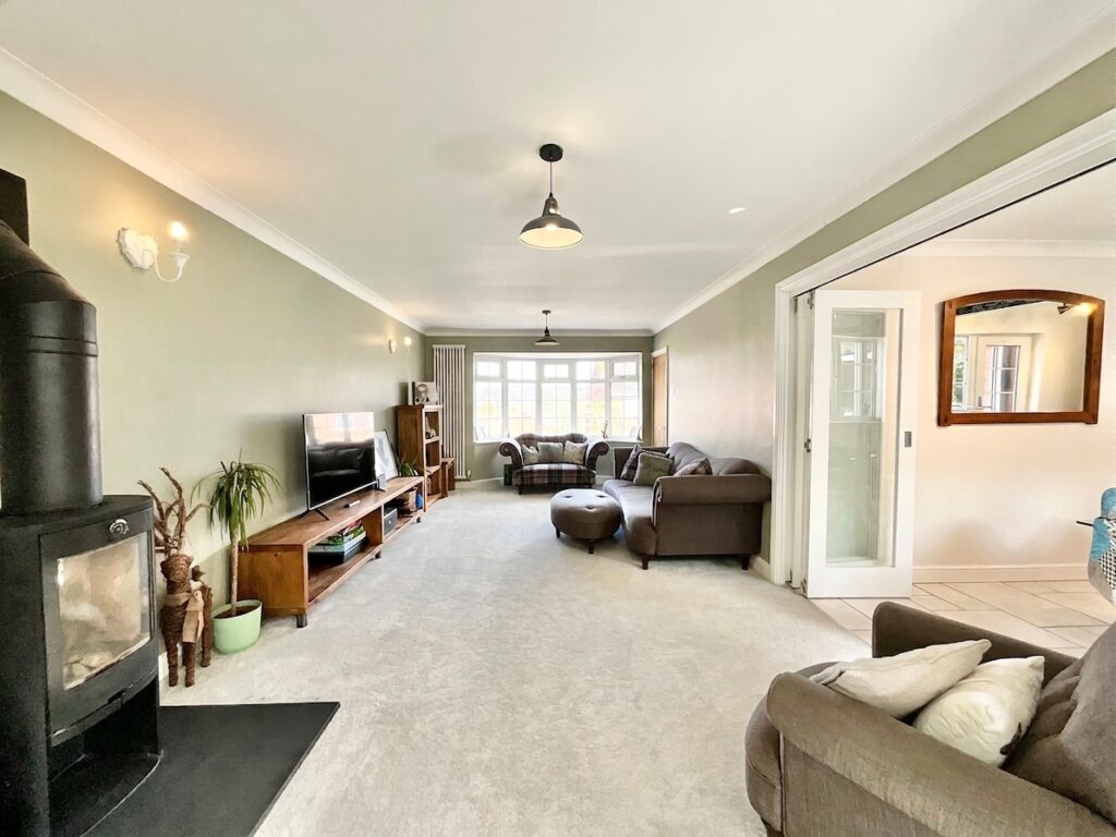 Glen Drive, Alton, ST10