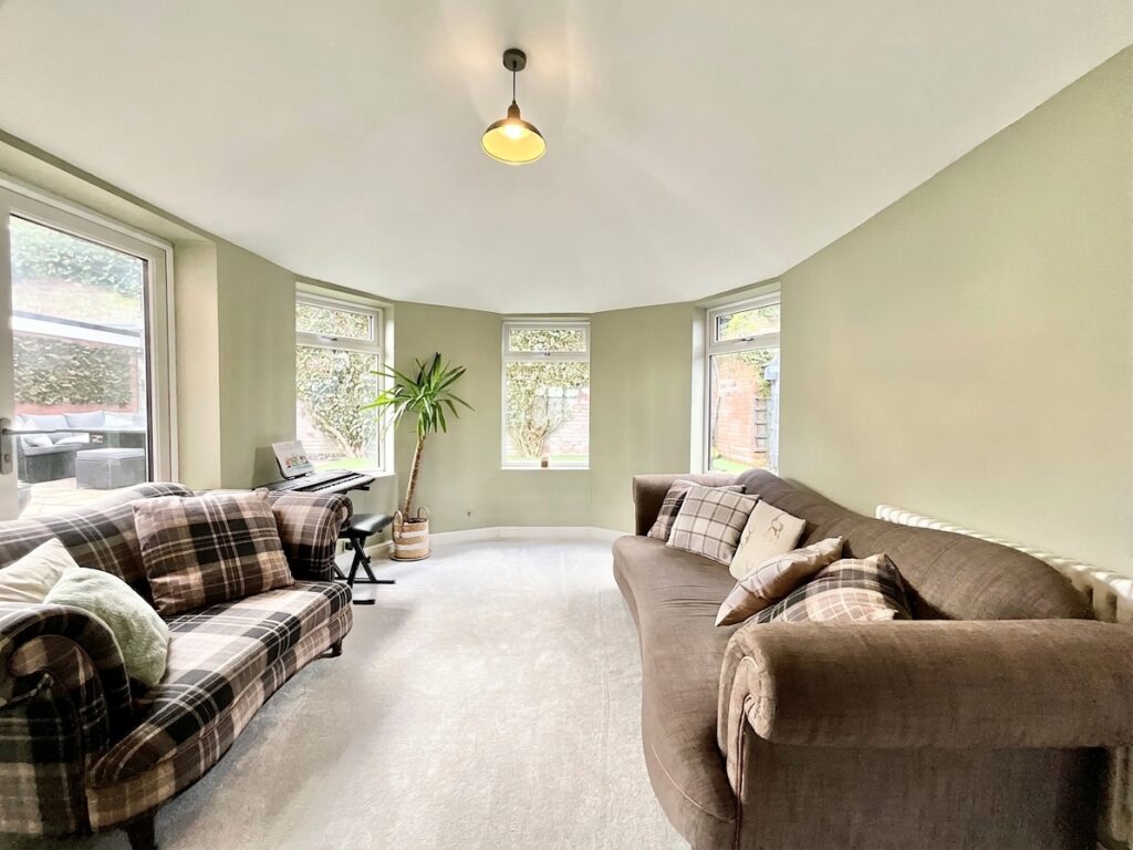 Glen Drive, Alton, ST10