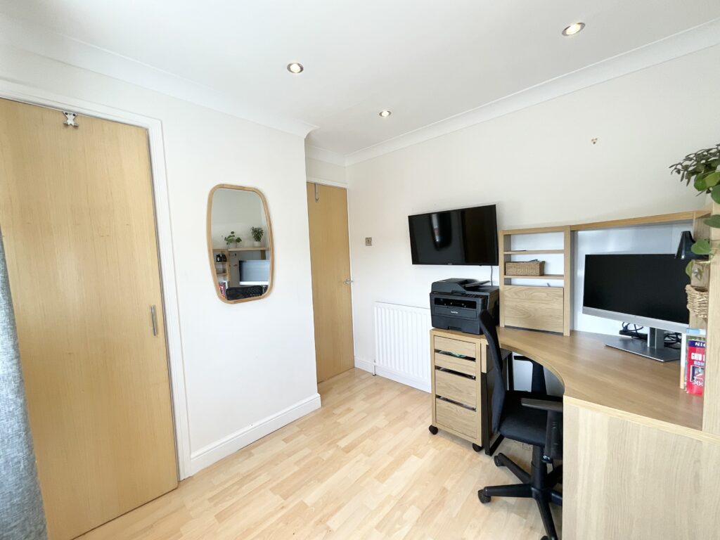 Beacon Rise, Stone, ST15