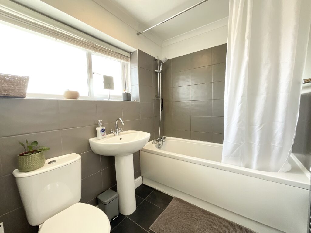 Beacon Rise, Stone, ST15