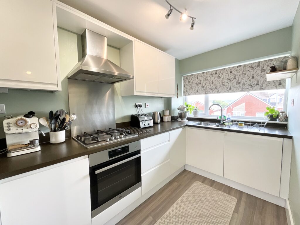 Beacon Rise, Stone, ST15