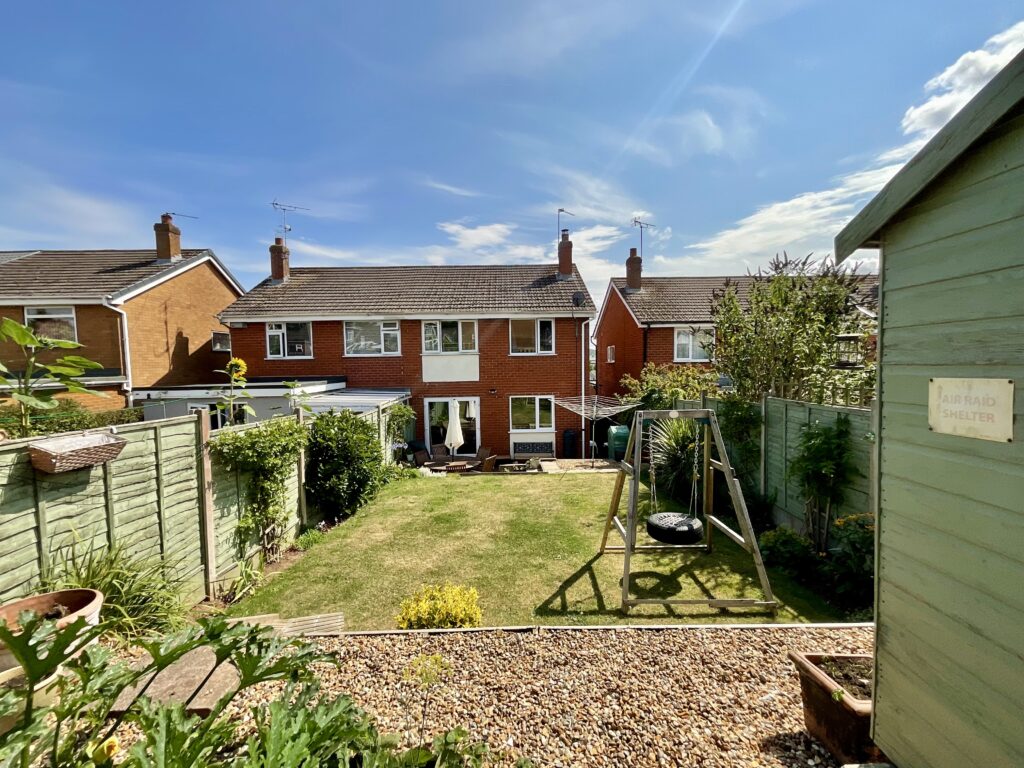 Beacon Rise, Stone, ST15