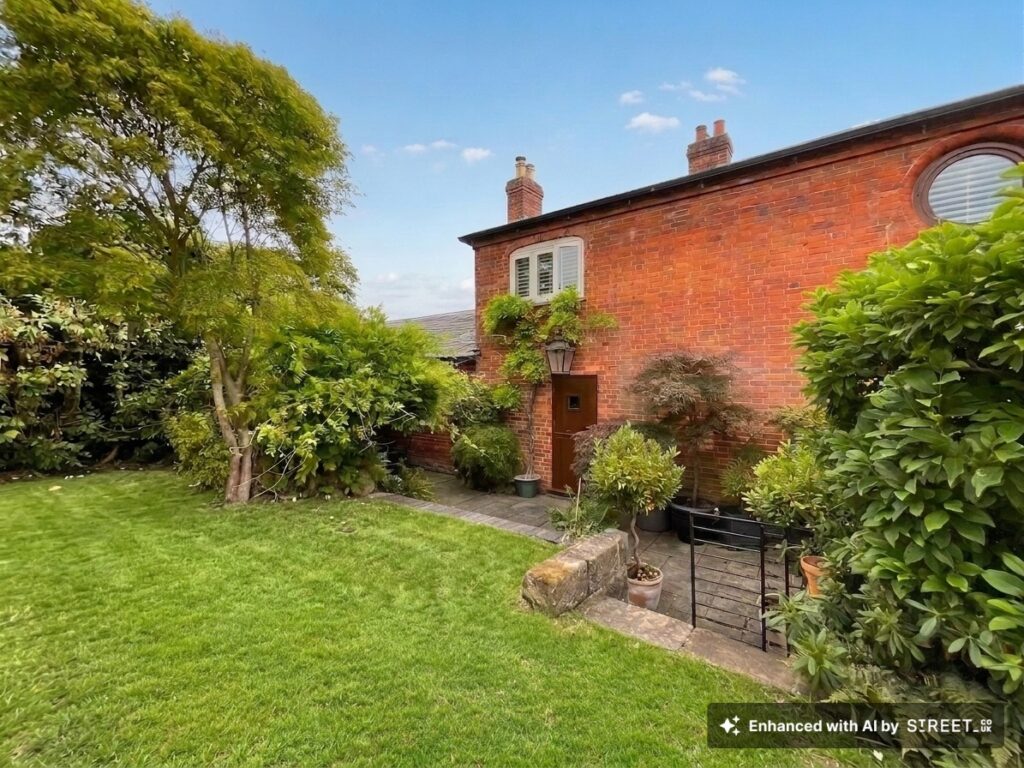 Tixall Court, Tixall, ST18