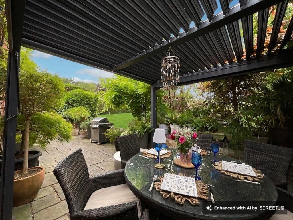 Tixall Court, Tixall, ST18