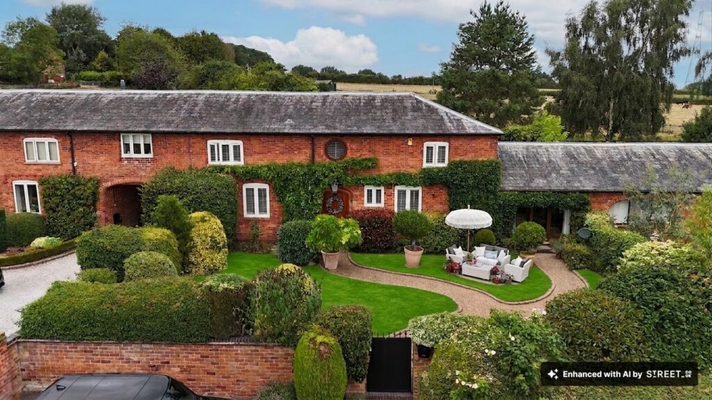 Tixall Court, Tixall, ST18